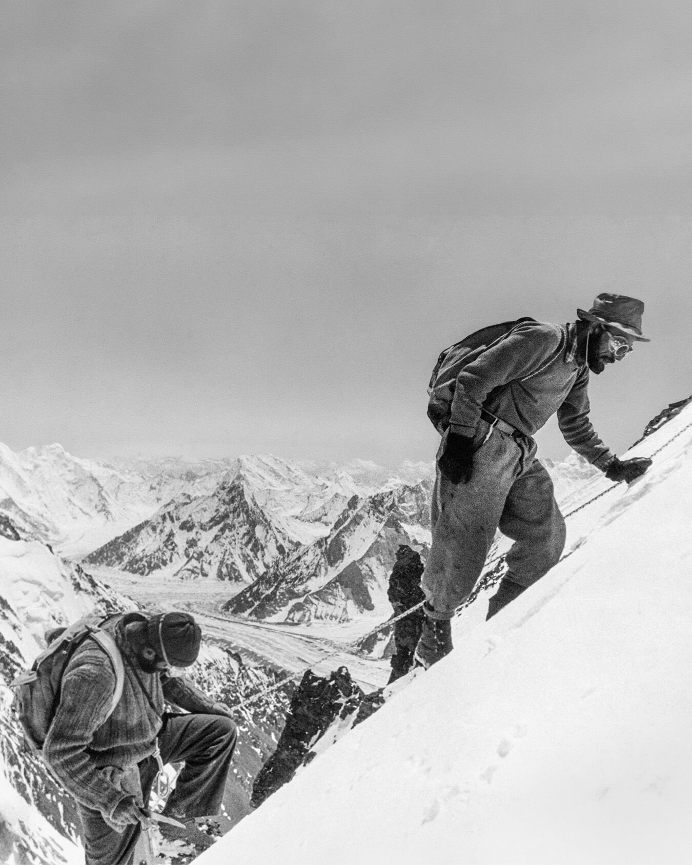shots of the 1954 Italian expedition to K2 img7